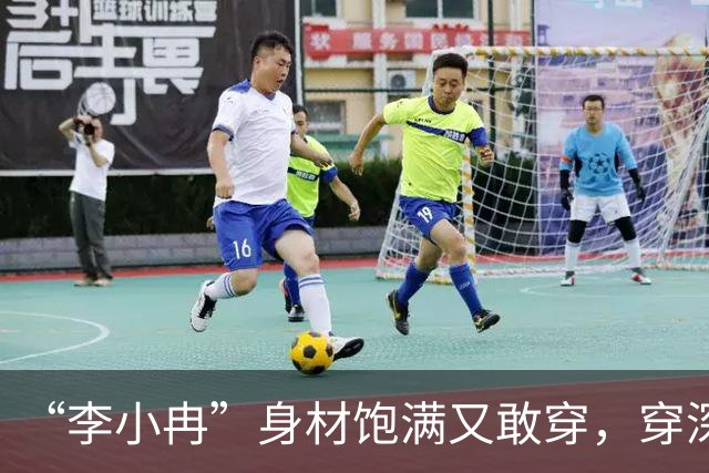 “李小冉”身材饱满又敢穿，穿深V连衣裙气质惊艳，真不怕走光
